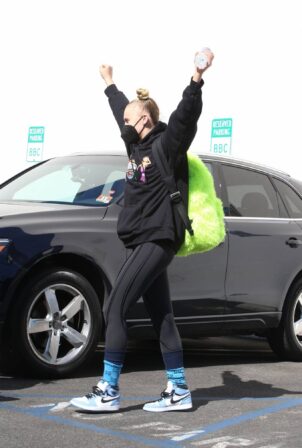 JoJo Siwa - Seen heading out after her dance practice in Los Angeles