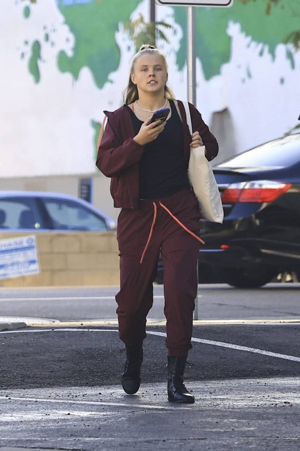 JoJo Siwa - Seen running errands in Los Angeles