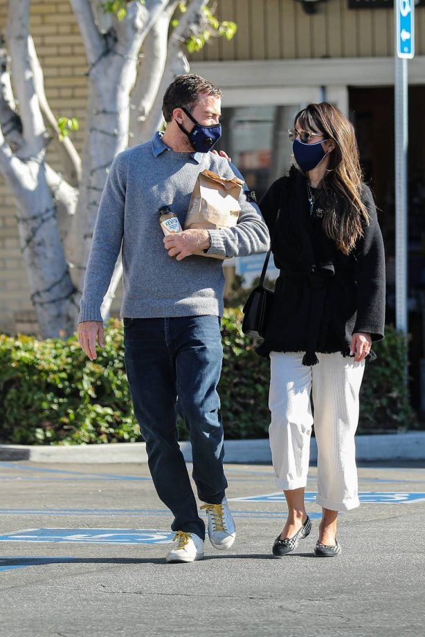 Jordana Brewster - Spotted at pharmacy in Brentwood