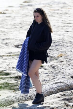 Julia Fox - Seen on a beach in Santa Barbara with her friends