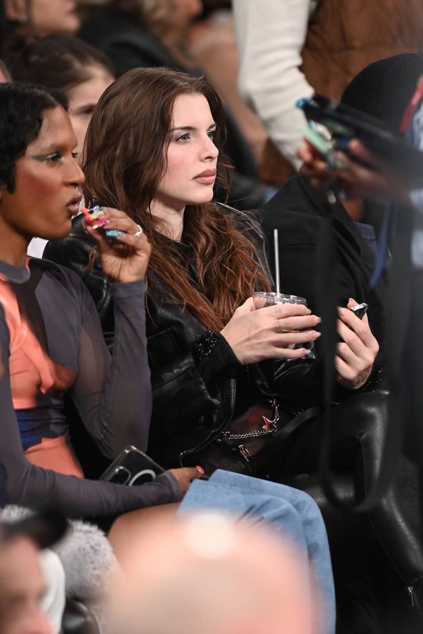 Julia Fox - Spotted at Madison Square Garden in New York