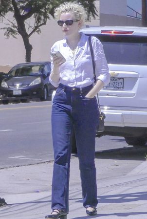 Julia Garner - Photographed going out for lunch in Los Feliz
