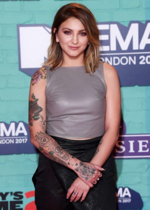 Julia Michaels - 2017 MTV Europe Music Awards in London