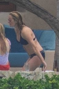 Julia Roberts ain Bikini on vacation in Mexico