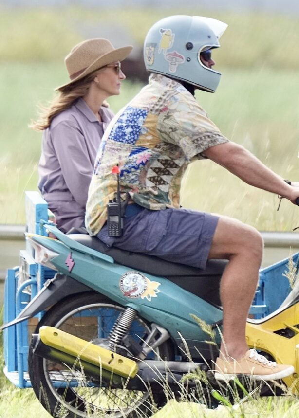 Julia Roberts - Filming a motorbike scene on the set of 'Ticket to Paradise' at Norwell