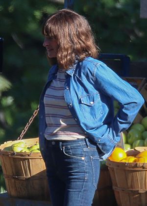 Julia Roberts - Filming 'Homecoming' in Lake Arrowhead