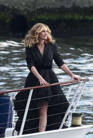 Julia Roberts -  films a commercial for Lancome on the Seine river in Paris
