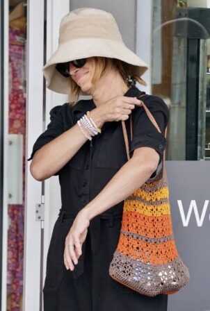 Julia Roberts - Is seen shopping for a hat on the Gold Coast in Australia