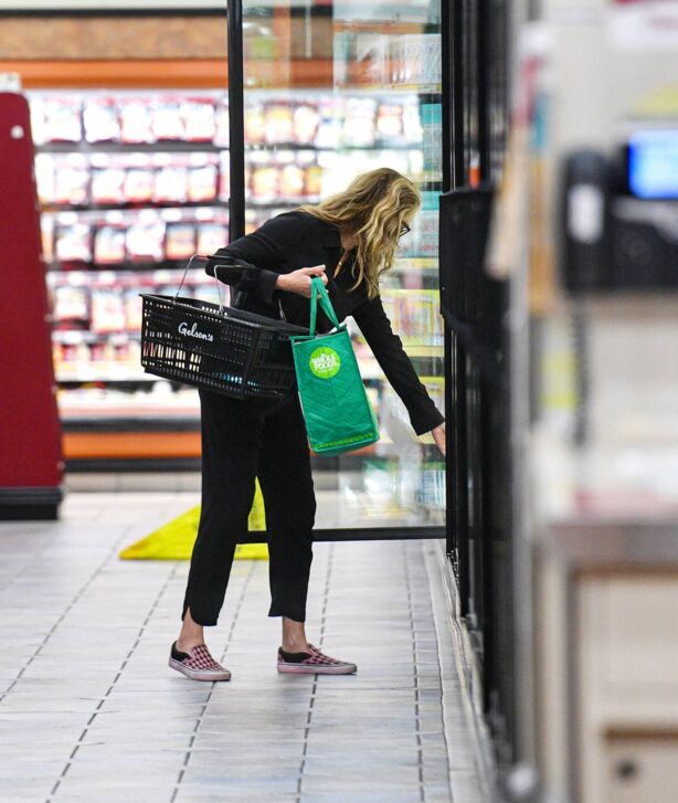 Julia Roberts - Is spotted grocery shopping in Los Angeles