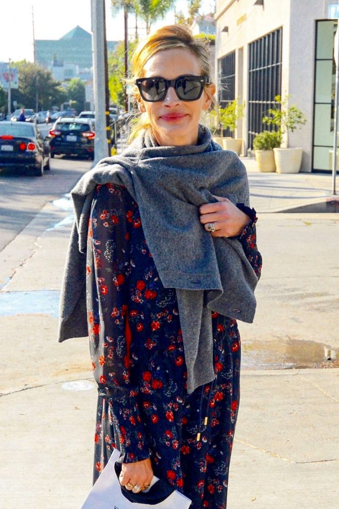 Julia Roberts - Shopping on Melrose Place in Los Angeles