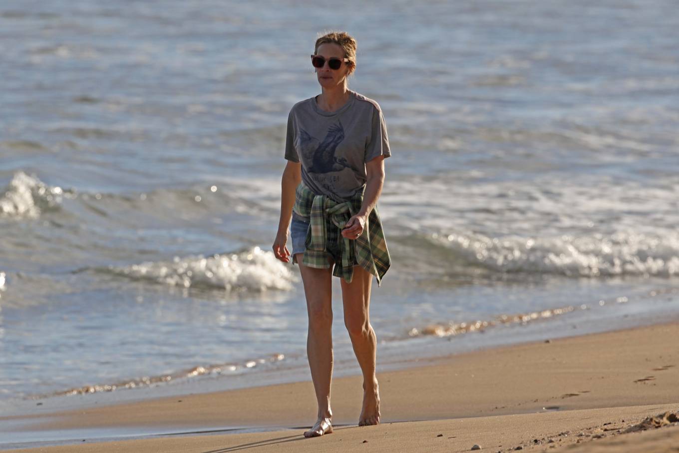 Julia Roberts – Solo beach walk in Hawaii