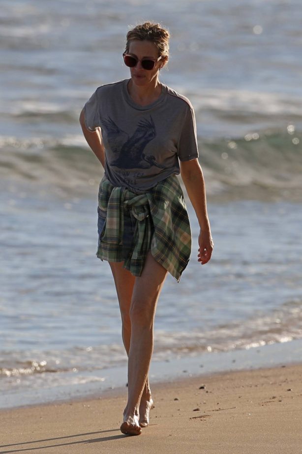 Julia Roberts - Solo beach walk in Hawaii