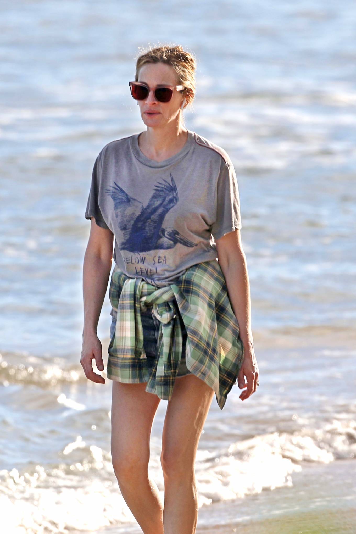 Julia Roberts – Solo beach walk in Hawaii