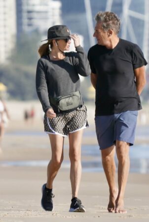 Julia Roberts - Walking on the beach on the Gold Coast