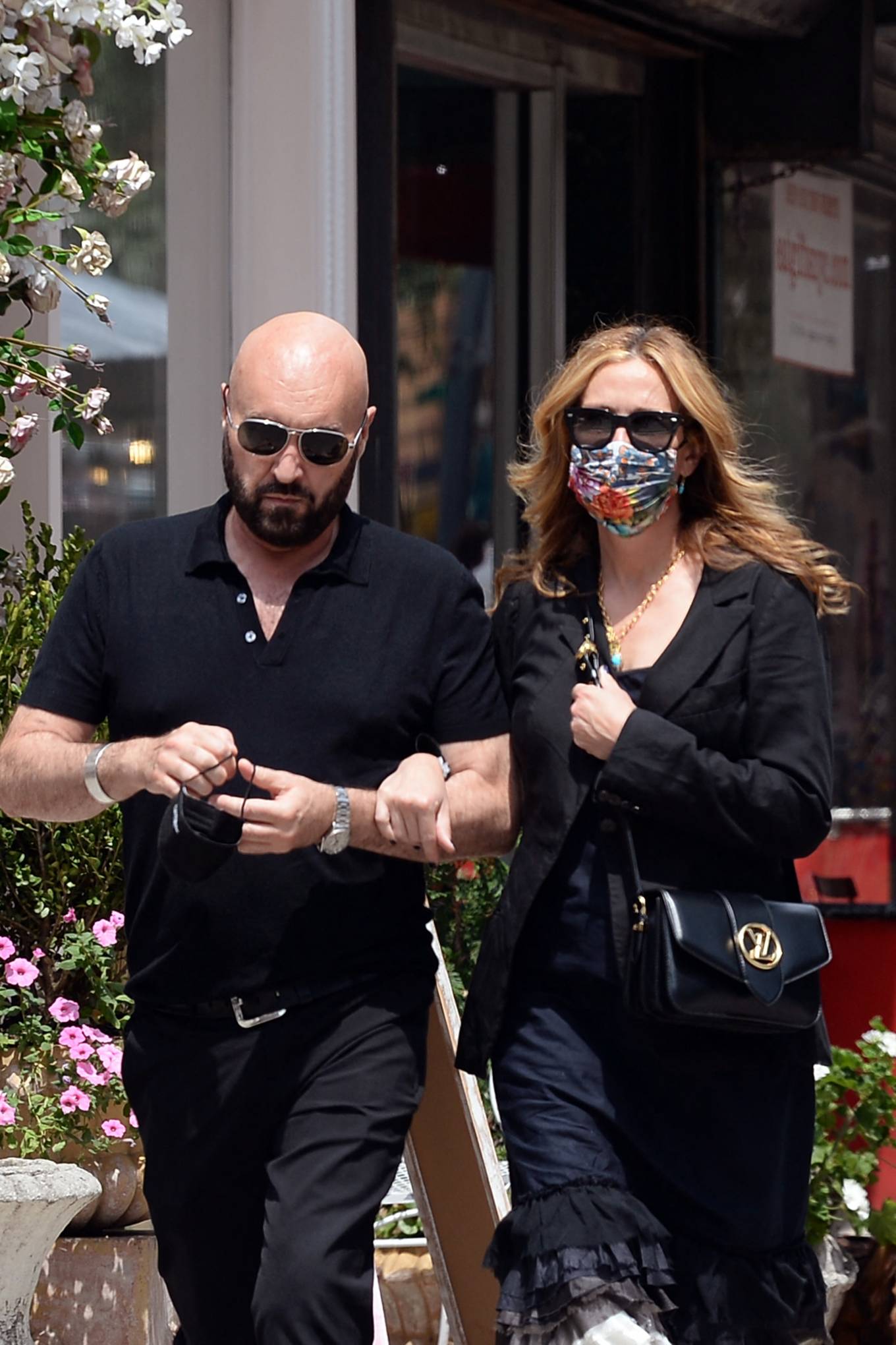 Julia Roberts 2021 : Julia Roberts – With hairstylist Serge Normant out for a stroll in New York-08