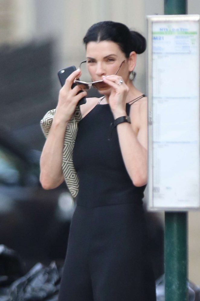 Julianna Margulies - Leaving her apartment in Soho