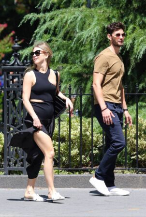 Julianne Hough - With Ben Barnes on a stroll in Manhattan’s Washington Square Park