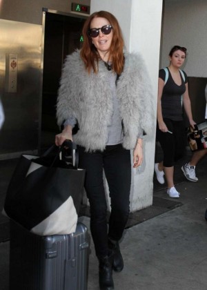 Julianne Moore - Arrives at Los Angeles International Airport