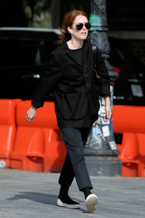 Julianne Moore - Arrives to yoga in New York City