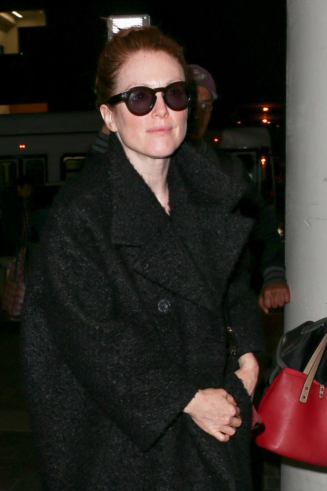 Julianne Moore - Arriving at LAX airport in Los Angeles
