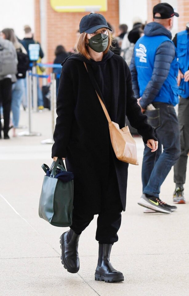 Julianne Moore - Spotted at the Marco Polo international airport in Venice