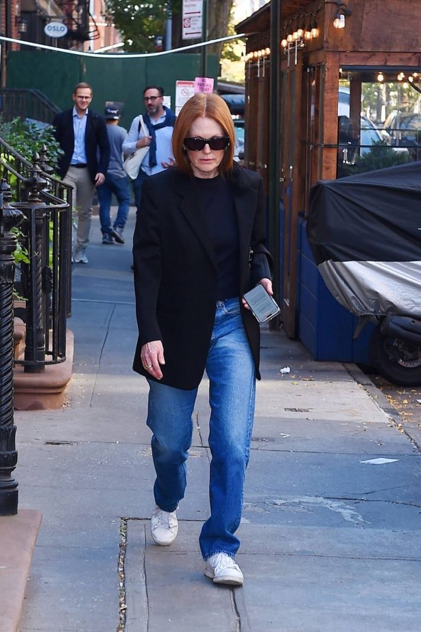 Julianne Moore - Taking a stroll on a sunny day in New York