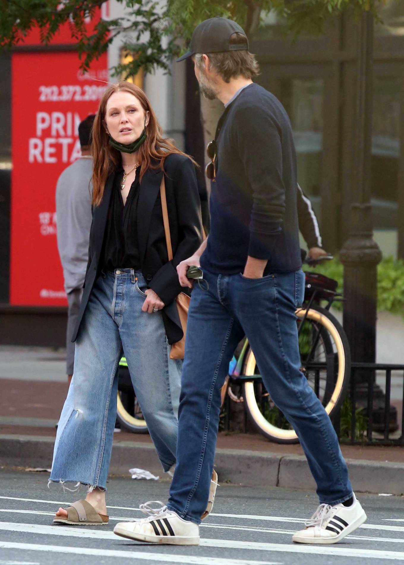 Julianne Moore 2021 : Julianne Moore – With Bart Freundlich out in the West Village – New York-01