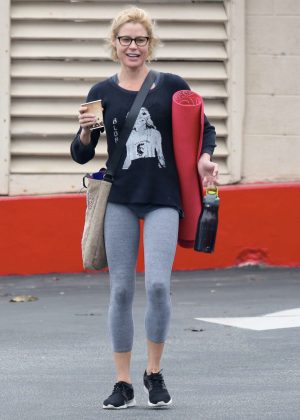 Julie Bowen in Tights Leaves a yoga class in Los Angeles