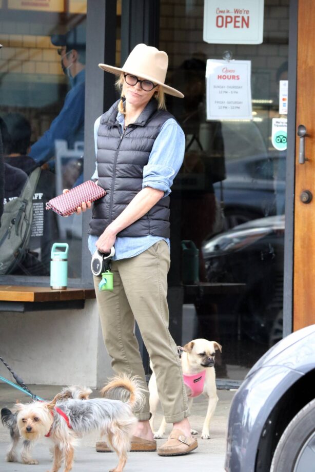 Julie Bowen - Is spotted at McConnell's ice cream in Los Angeles
