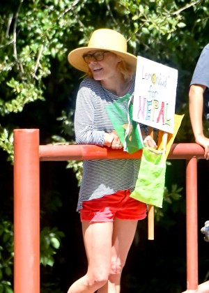 Julie Bowen - Raises Money for Nepal with a Lemonade stand at Fryman Canyon