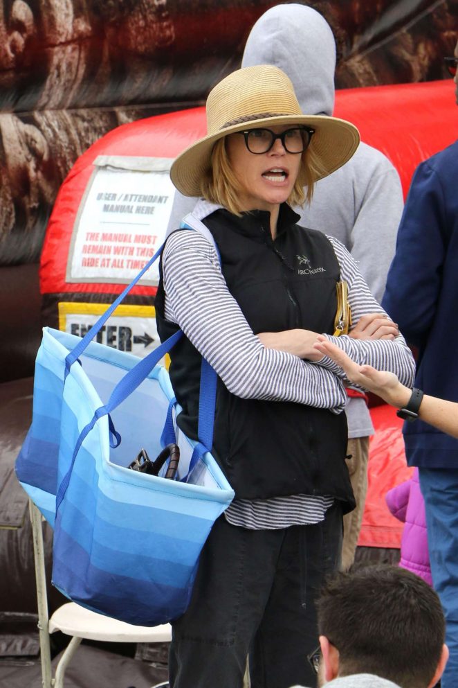 Julie Bowen - Shopping at Farmer's Market in Los Angeles