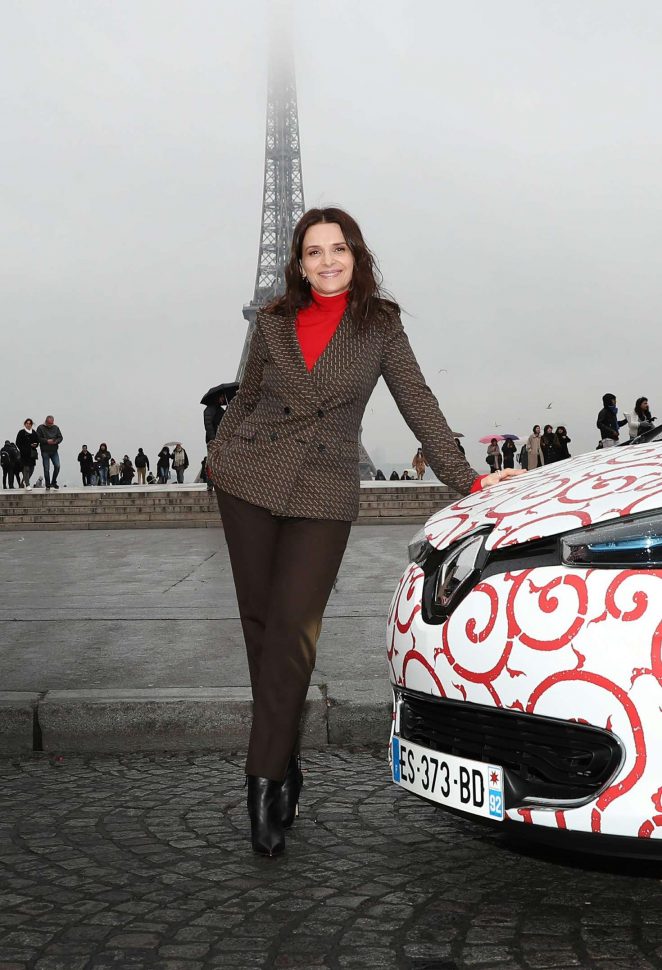 Juliette Binoche - During a shooting for Nissan and Renault in Paris