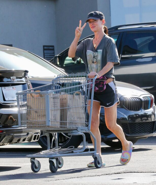 Juliette Lewis - Shopping canids at Erewhon Organic Grocers in Los Angeles