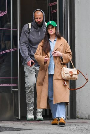 Kacey Musgraves - Shopping candids in New York