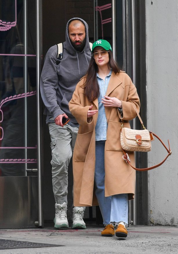 Kacey Musgraves - Shopping candids in New York