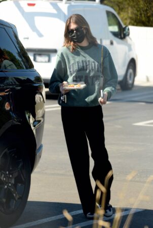 Kaia Gerber - Out for a lunch at Erewhon Market in Los Angeles