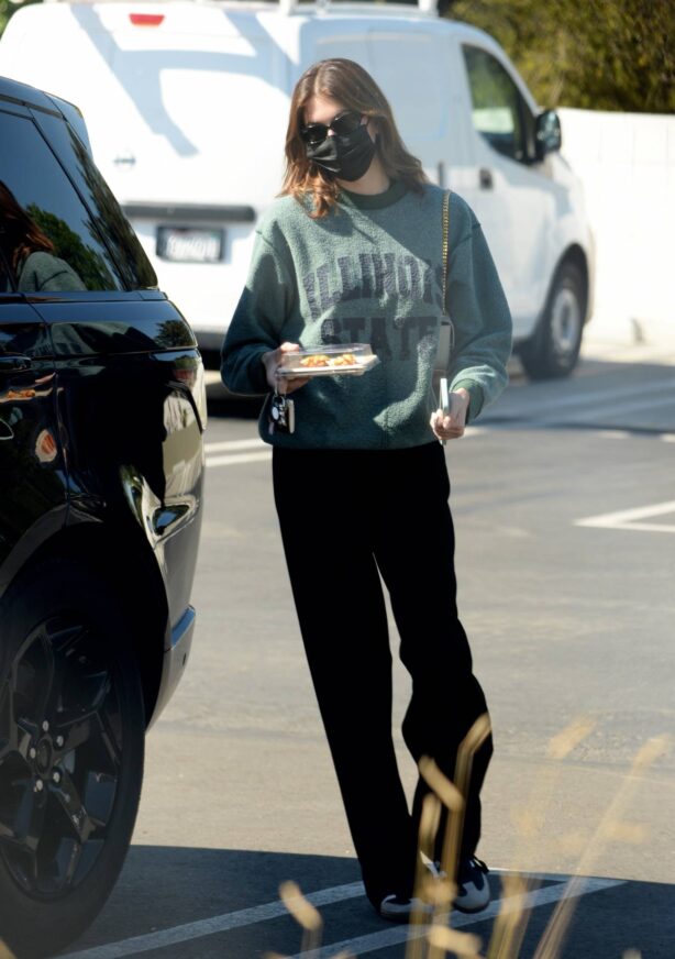 Kaia Gerber - Out for a lunch at Erewhon Market in Los Angeles