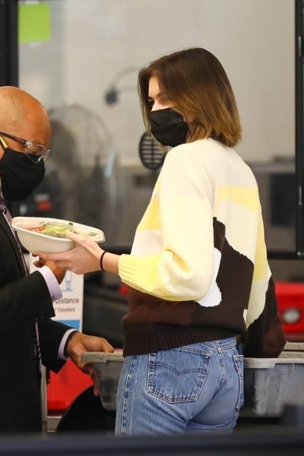 Kaia Gerber - Seen flying out of Los Angeles