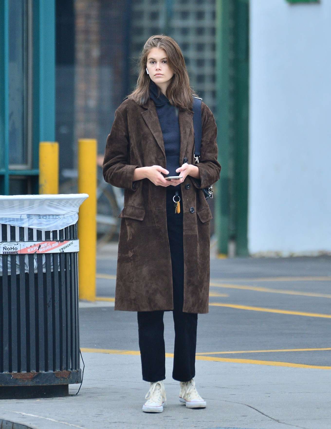 Index of /wp-content/uploads/photos/kaia-gerber/waves-down-a-cab-in ...
