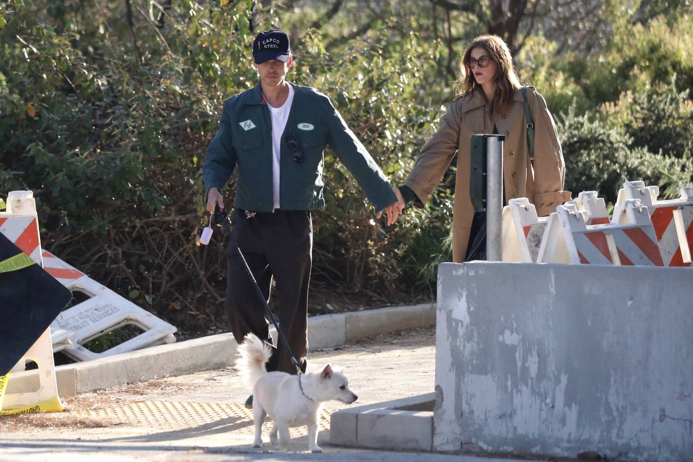 Kaia Gerber 2023 : Kaia Gerber – With Austin Butlerin the park with their dog in Silver Lake-10