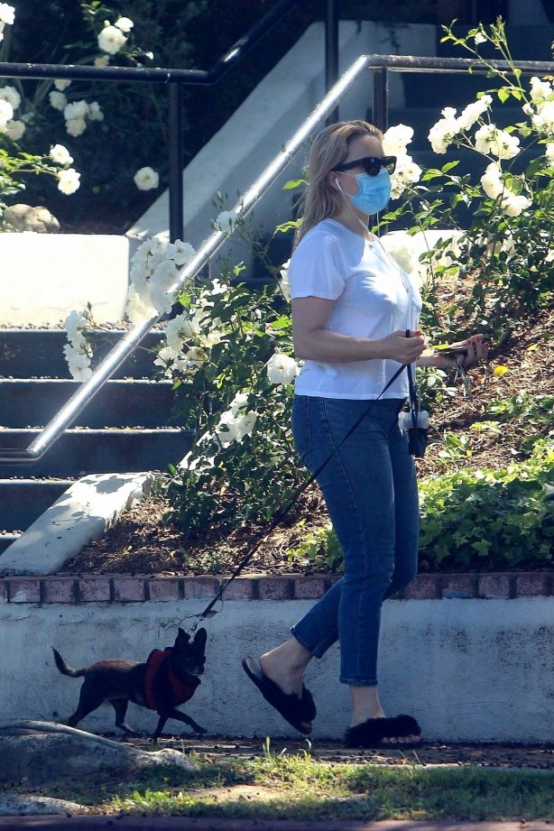 Kaitlin Doubleday - Braves the heat to take her dog for a walk in Beverly Hills