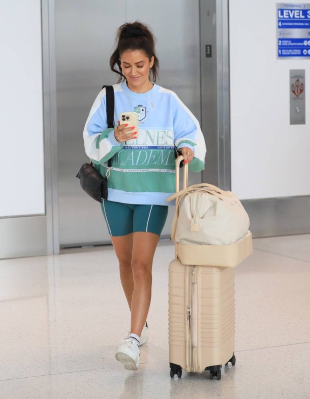 Kaitlyn Bristowe - Pictured casual in spandex and sweatshirt at LAX