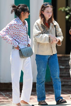 Kaitlyn Dever - Seen with a friend at San Vicente Bungalows in West Hollywood