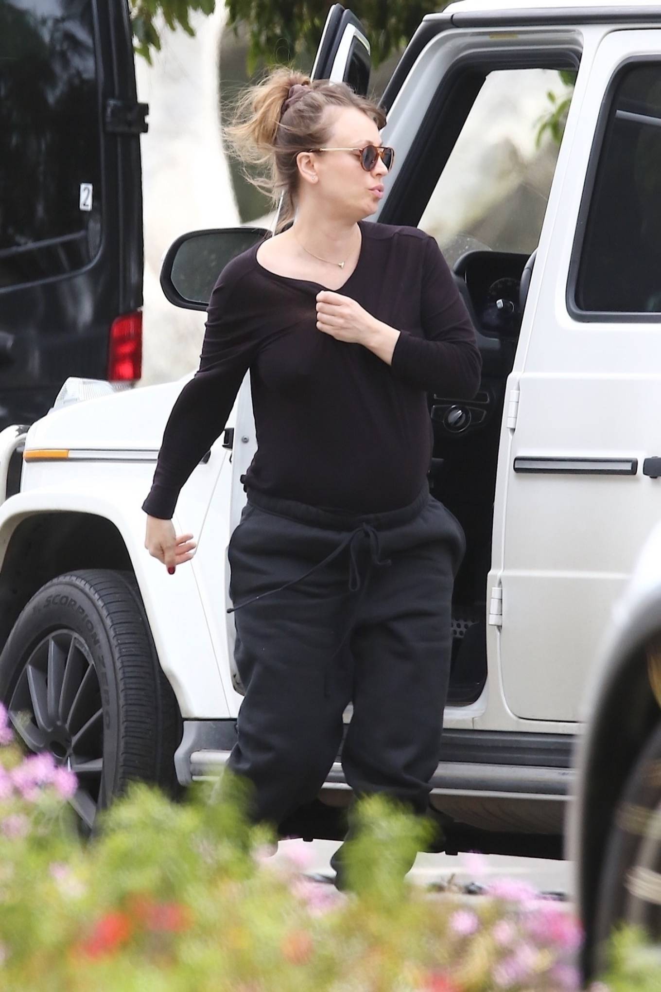 Kaley Cuoco - Films in Los Angeles while pregnant