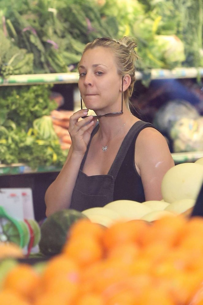 Kaley Cuoco grocery shopping at Whole Foods in Los Angeles