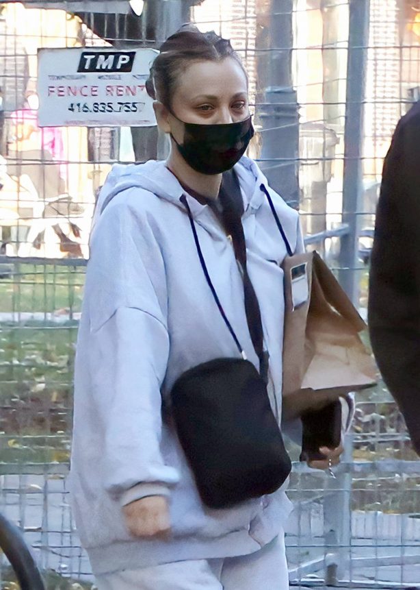 Kaley Cuoco - On the set of her new movie 'The Man From Toronto' in Toronto