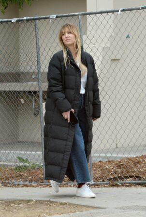 Kaley Cuoco - On the set of Flight Attendant in Los Angeles-02 | GotCeleb