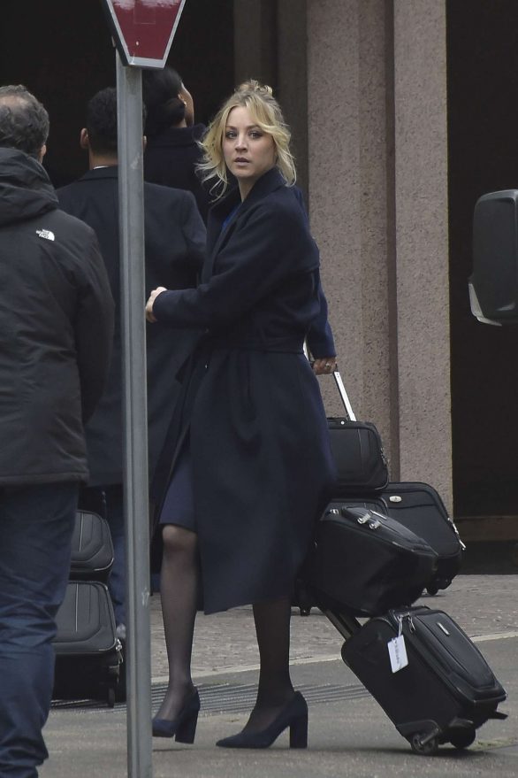 Kaley Cuoco - On the set of 'The Flight Attendant' in Rome