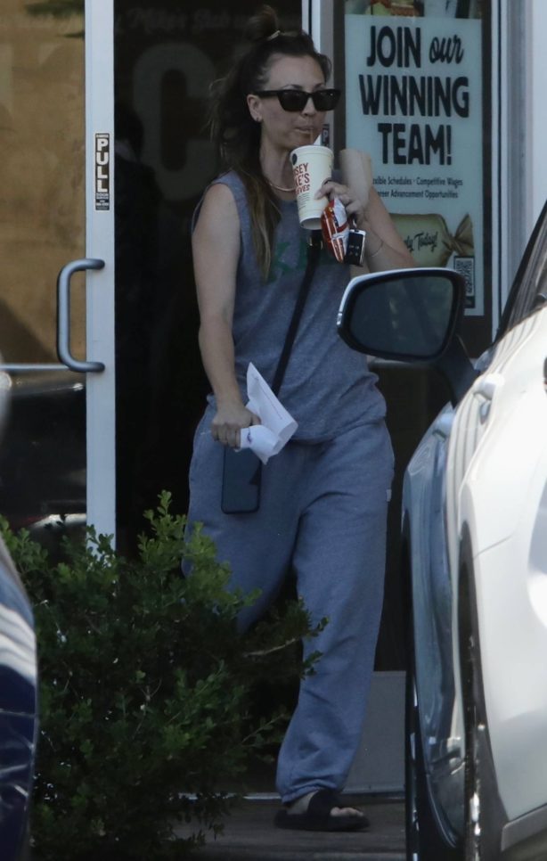 Kaley Cuoco - Photographed grocery shopping at Vons in Calabasas