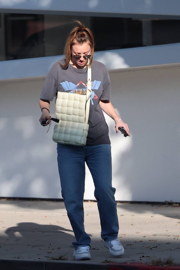 Kaley Cuoco - Shopping in Los Angeles